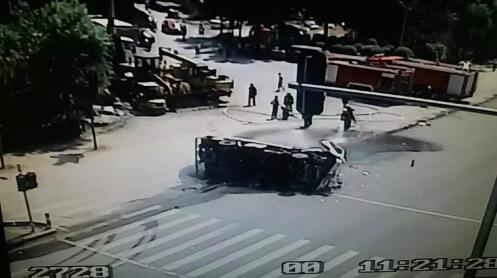 危化品車輛側翻漏油